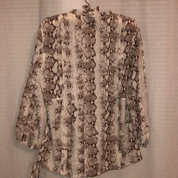 L Python Print Pullover Style V-Neck Long Sleeve Blouse - Picture 5 of 10